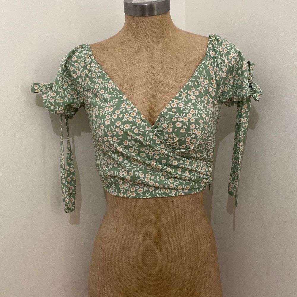 Boohoo Green Floral Faux Wrap Cropped Blouse
